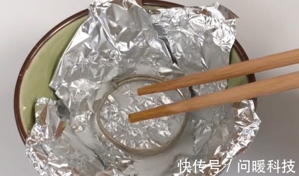 锡箔 银手镯发黑,切记别再用牙膏洗,简单“泡一泡”,立马光亮如新!