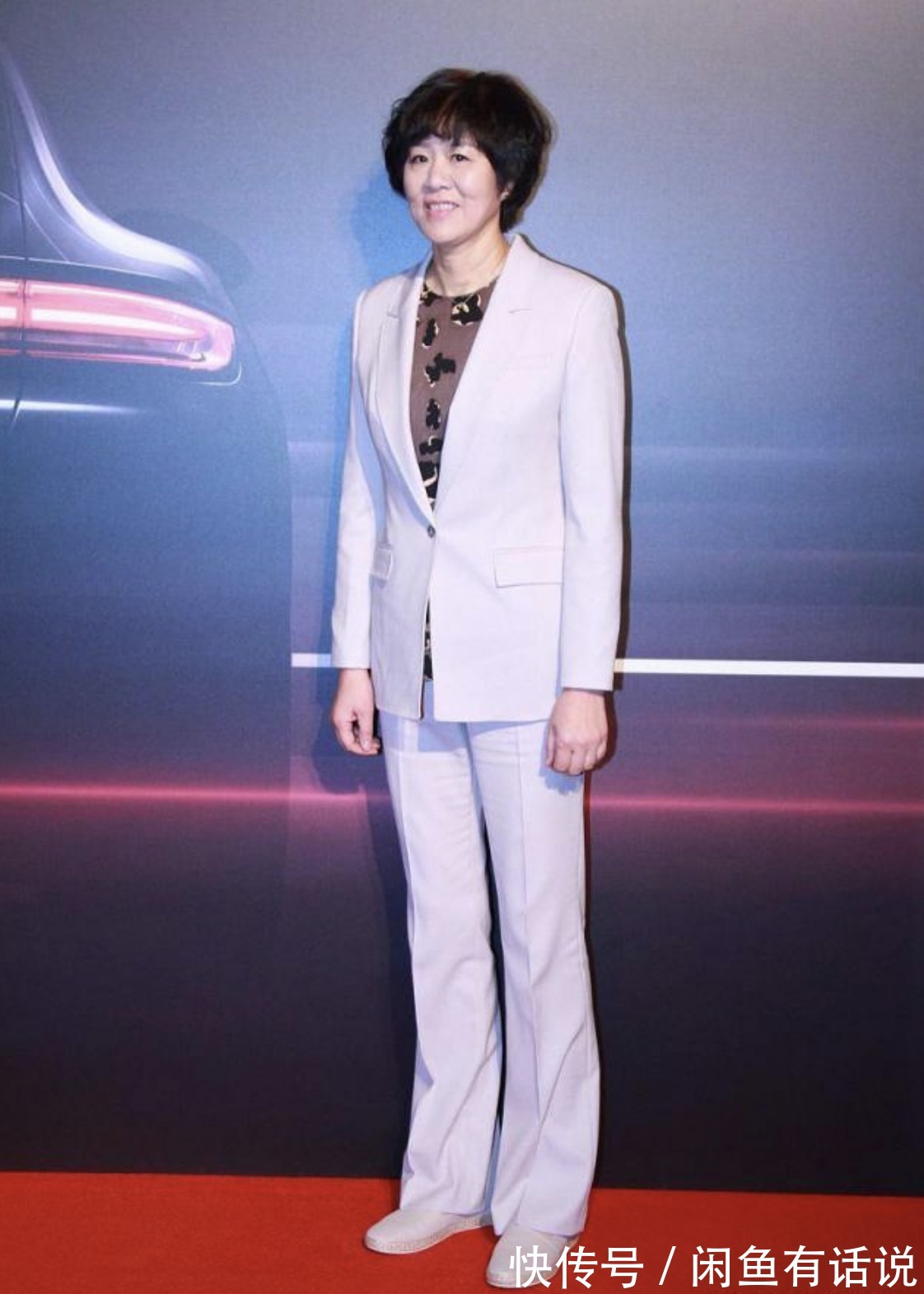 时髦|郎平认真打扮好惊艳！穿红色礼服裙优雅大气，配“大妈卷”也时髦