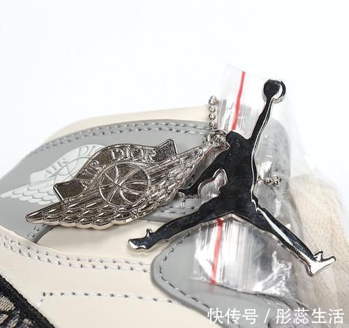 zoom Air Jordan 1 迪奥联名球鞋，有钱都难买的一双球鞋。