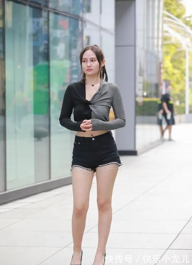 有形状 黑灰撞色上衣搭配黑色碎边短裤,休闲不失时尚,彰显独特女性时尚气质