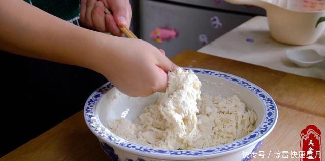 分享|蒸花卷时,和面别只放水和酵母粉,分享技巧经验,松软亮白不发硬