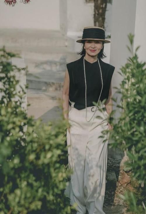 T恤 50岁以后穿T恤会很土,今年流行三木妈妈的穿搭,优雅减龄又时髦