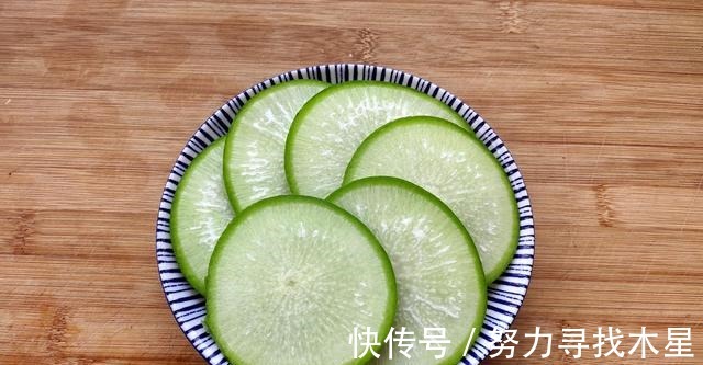 植物油|入冬后，我家常吃这菜，8毛一斤花青素含量高，切片一蒸真鲜美！