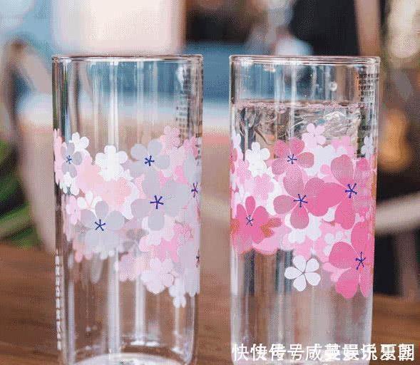 杯子&星巴克的玻璃杯卖这么贵!倒入冷水后,网友:简直是太值了