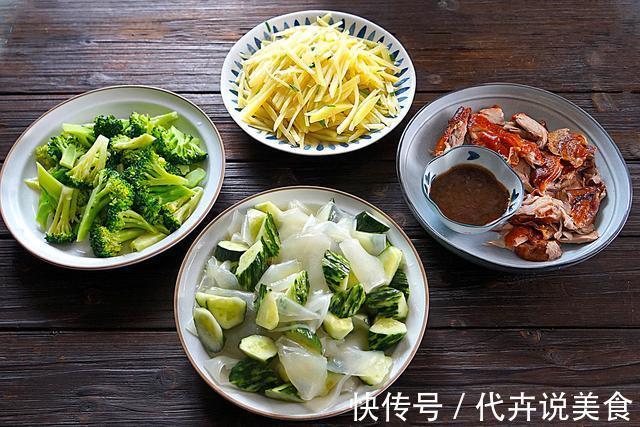 外甥女来吃午饭,大鱼大肉不爱吃,偏要吃蔬菜,三道蔬菜吃个精光