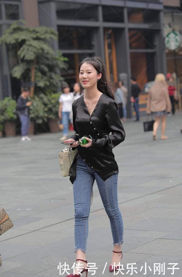 穿搭|个性女生就是美的有个性，绸缎面衬衫配修身牛仔裤，洋气又耐看