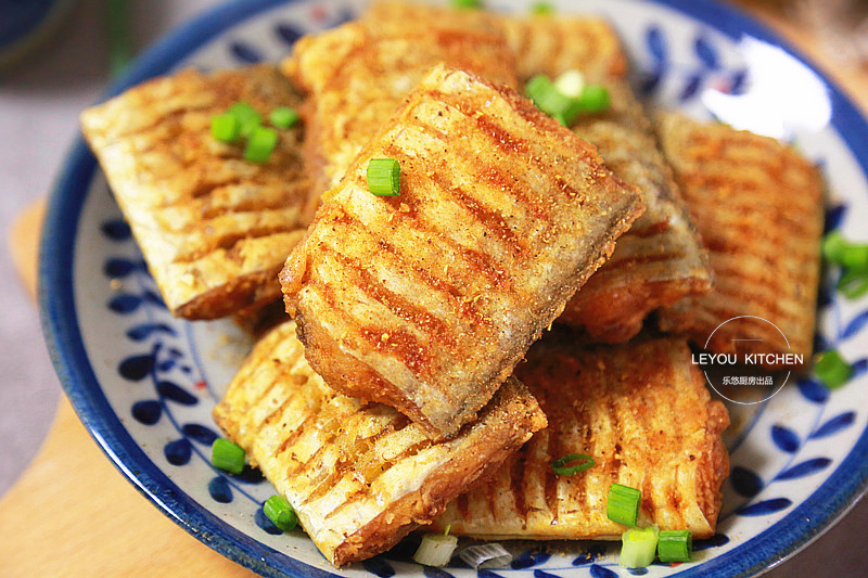 煎带鱼的一些小妙招,做着更简单,外酥里嫩,香味可以飘到隔壁