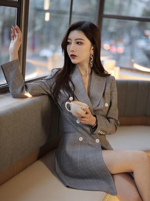 穿搭|职场穿搭也能很美丽，西装裙就能搞定，职业干练有气质！