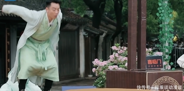 b奔跑吧:史上最卖力嘉宾,为节目效果不惜摔破手,连baby都心疼