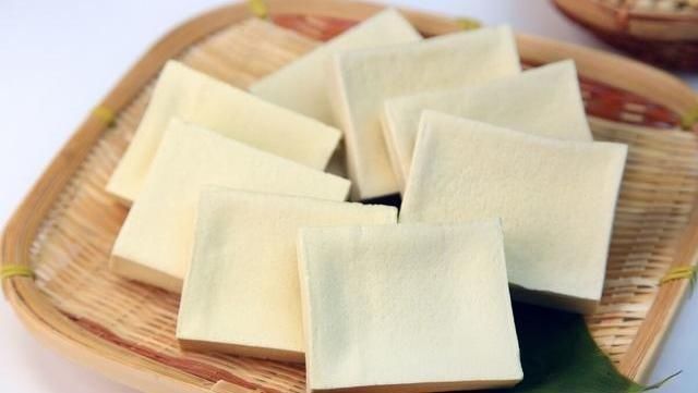 凉开水|吃不完的豆腐扔掉太浪费,菜贩子教我一招,放一周照样新鲜不变坏