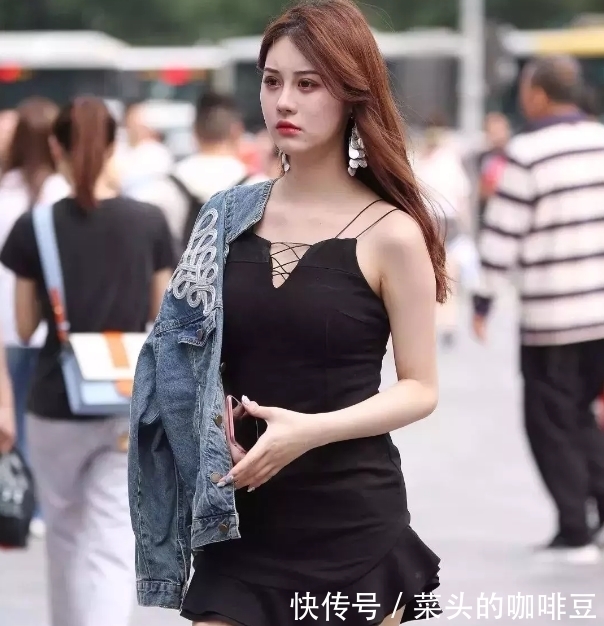 酷似|街拍:高颜值小姐姐酷似混血,一身黑色短裙非常有视觉冲击,漂亮