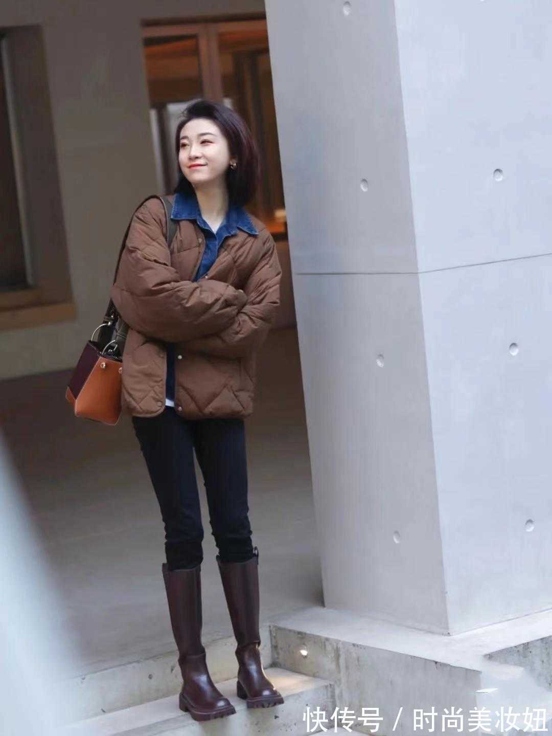 打底衫|“羽绒服”还是只会配打底衫吗?学她的叠穿搭配,洋气又保暖