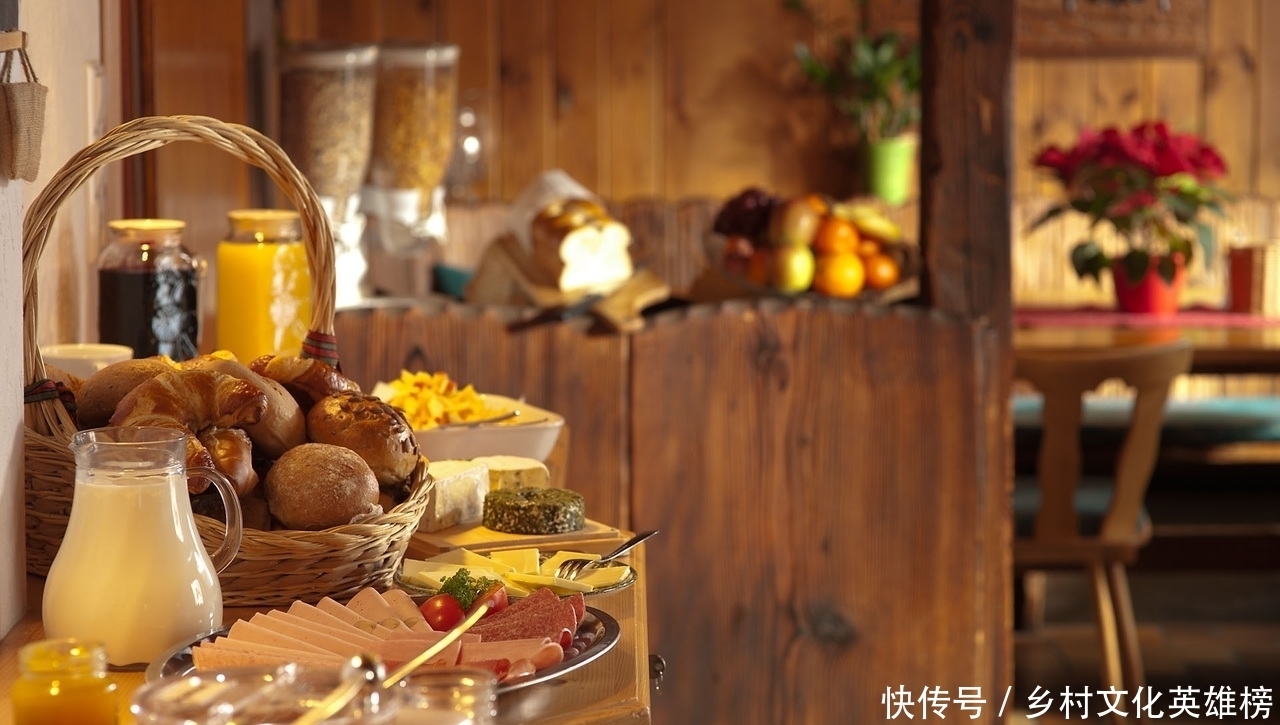 露出|毕飞宇:《小说课》|小说微妙的细节,隐藏于露出水面的冰山之下