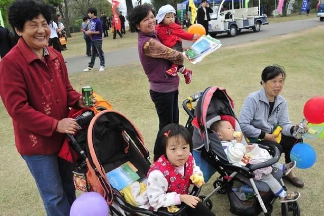 奶奶|外出遛娃,46岁妈妈偶遇46岁奶奶,差距不是一星半点,很现实