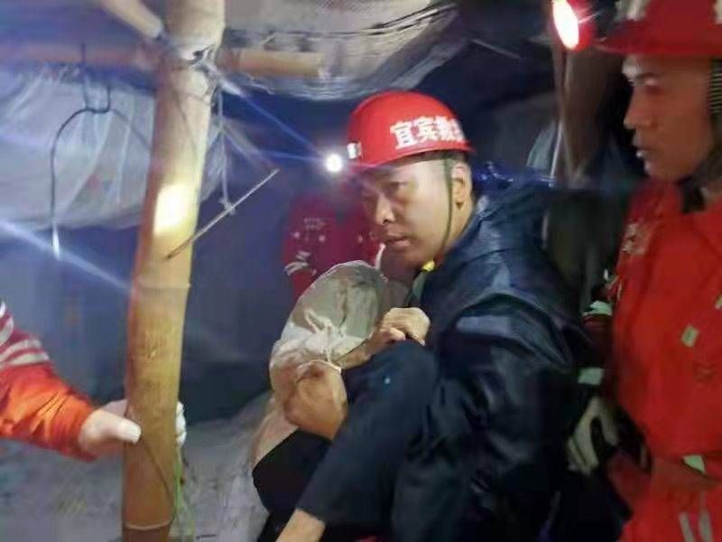 救援队|四川泸县地震，男子不跑守着九旬母亲 救援人员50分钟“公主抱”将老人送医