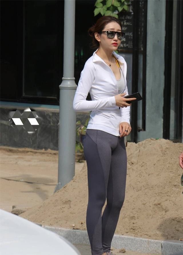 街拍性感紧身打底裤小姐姐，凸显女性完美的身材曲线