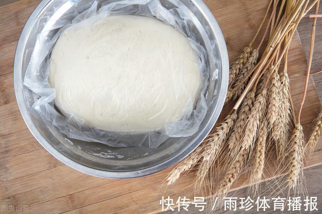 保鲜膜|天冷发面有诀窍,酵母粉里多加1味,面团蓬松,一个小时发满盆