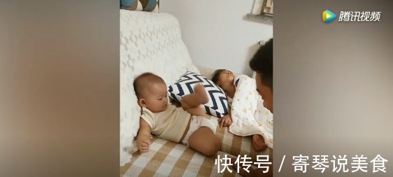 宝妈|妈妈睡得正香,宝宝在一旁保护,爸爸故意挑事,宝宝的反应太可爱