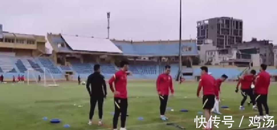 郑智|国足越南首训遇到两大难题,李霄鹏的战术或被偷窥,王大雷复出