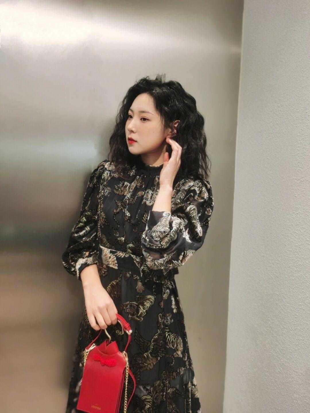 鎏金 今年流行“烫金元素”,个性时髦又有气场,普通人也能穿出高级感