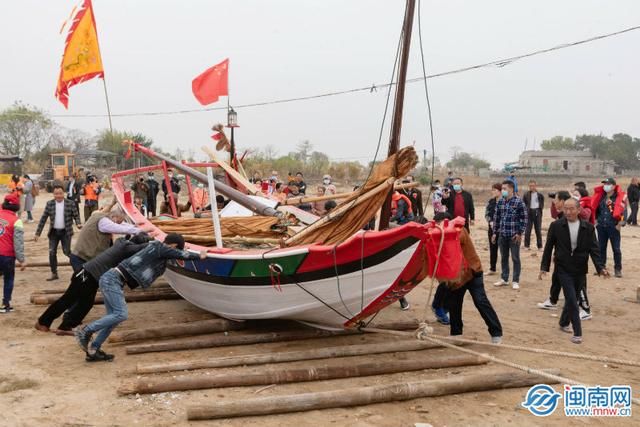 泉州：蟳埔复古“抓蟹船” 为元宵节添彩