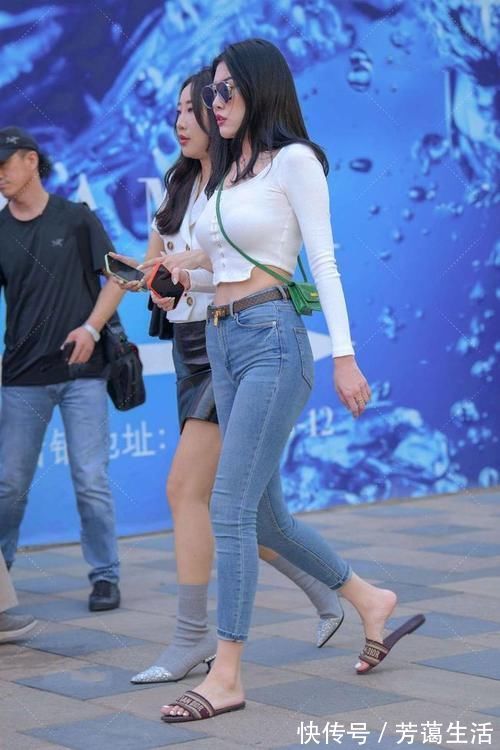 小姐姐|小姐姐穿紧身牛仔裤,展现圆润紧致曲线,魅力十足