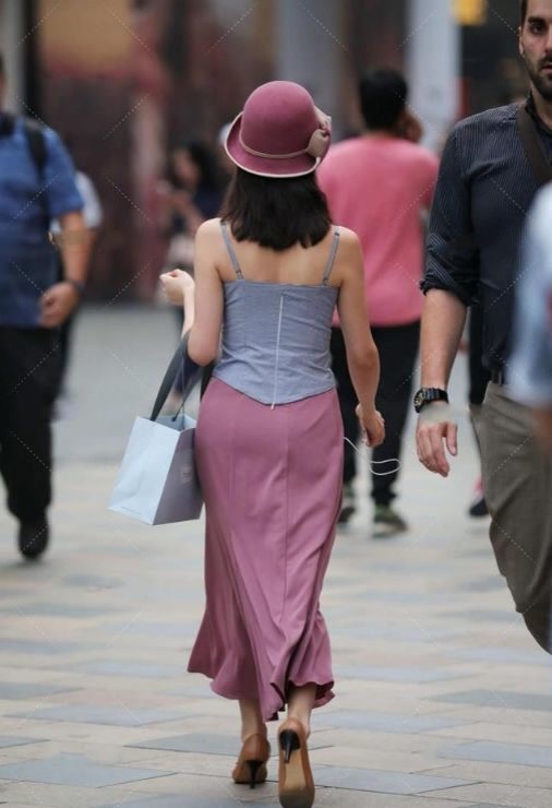 穿搭 墨绿色的无袖上衣,搭配黑色九分裤,整体给人简单清爽利落感觉