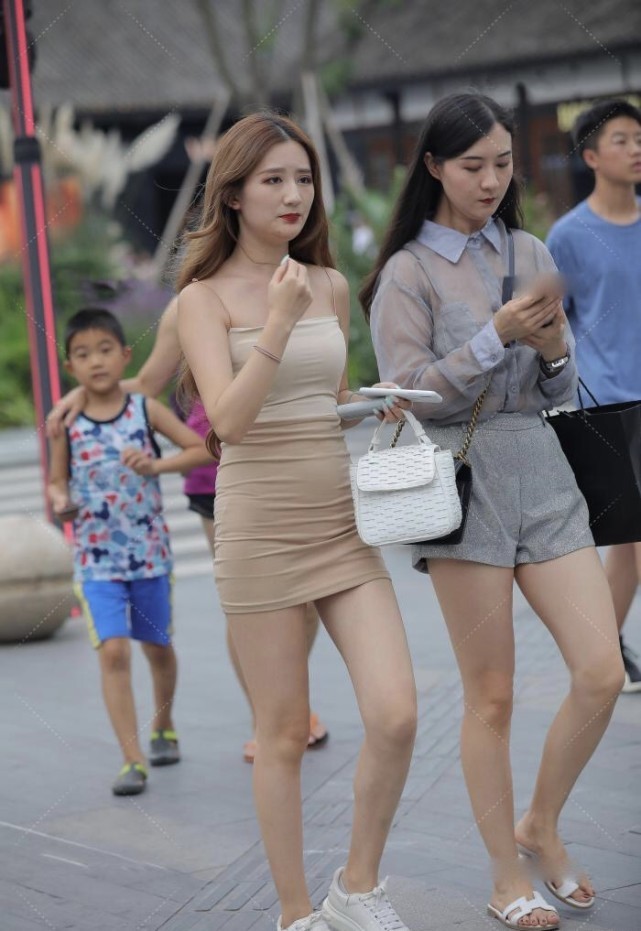 时尚 卡其色衣服不仅看着高级,搭配白色板鞋意外修饰出“干净”的质感