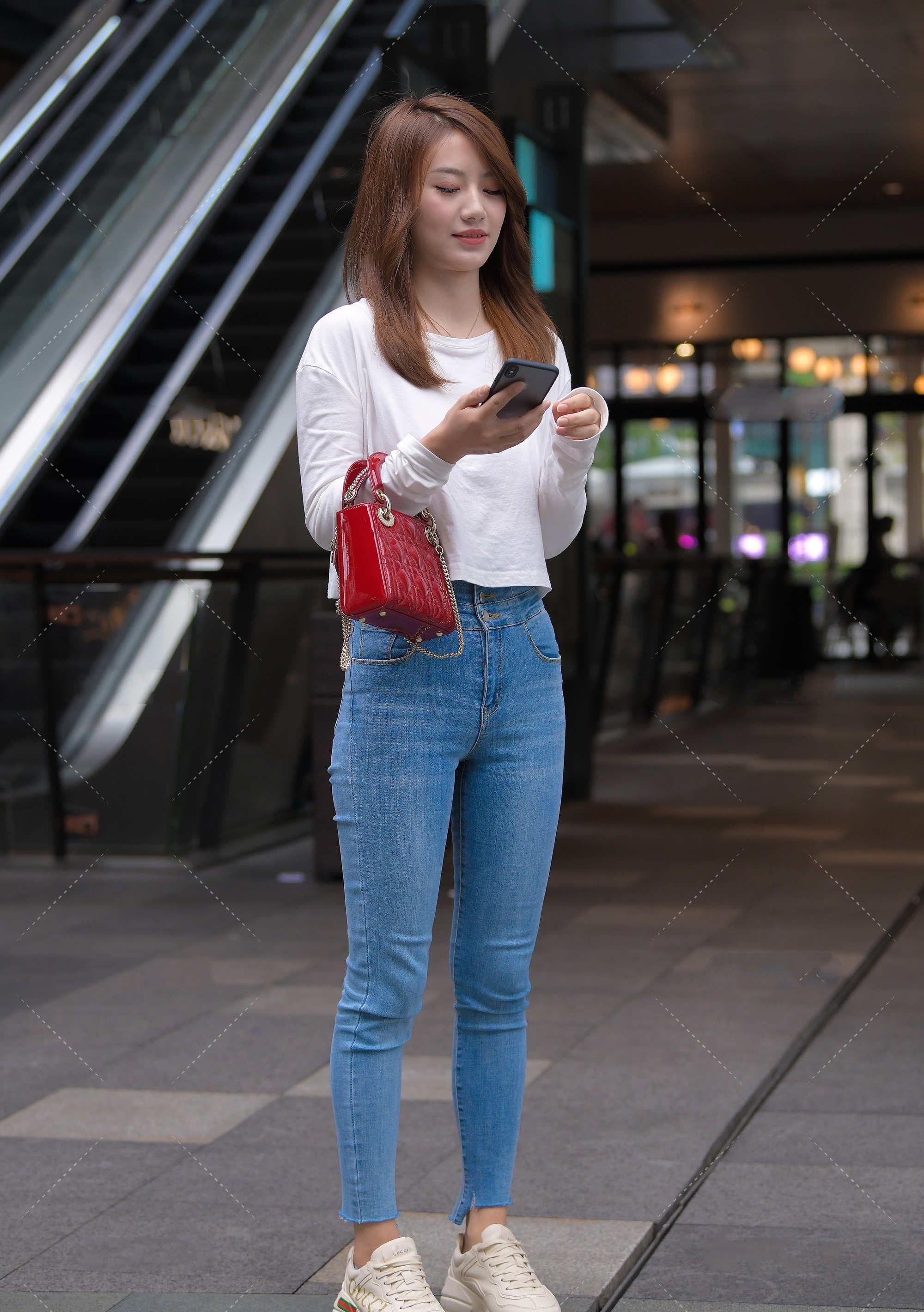 休闲 简单大气的白色短款休闲上衣,如何搭配,才能既显身材,又时尚呢