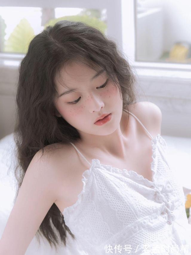 美女 美女穿白色连衣裙就是很好看,仙气十足,干干净净,让人喜欢