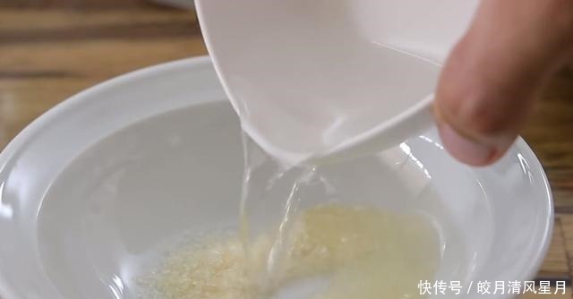 我们教你如何用饼干做蛋糕底,我们可以不用烤箱做米其林基本甜点