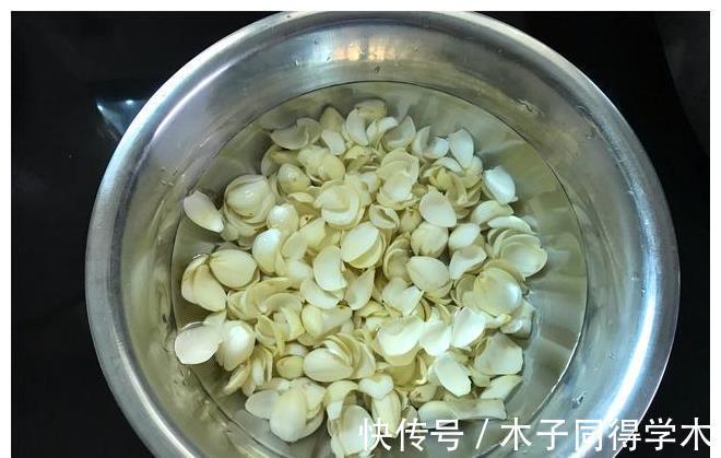 百合|秋天，百合正当季，加两种食材一起煮，清甜润燥，便宜又好喝