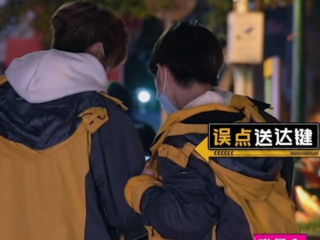 鹿晗周震南送外卖频出错,被顾客打电话斥责,挂断电话后鹿晗表情藏不住
