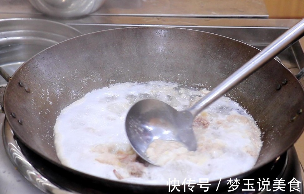 鸭肉怎么焖才好吃厨师长教你做法,出锅鲜香四溢,鲜嫩入味!