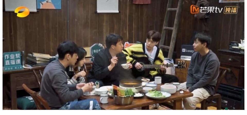 芳心|《向往的生活5》张艺兴即兴弹唱,俘获无数观众芳心,成功出圈!