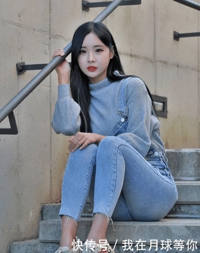 背带裤|清水出芙蓉,天然去雕饰,牛仔背带裤配针织上衣的清纯温柔穿搭