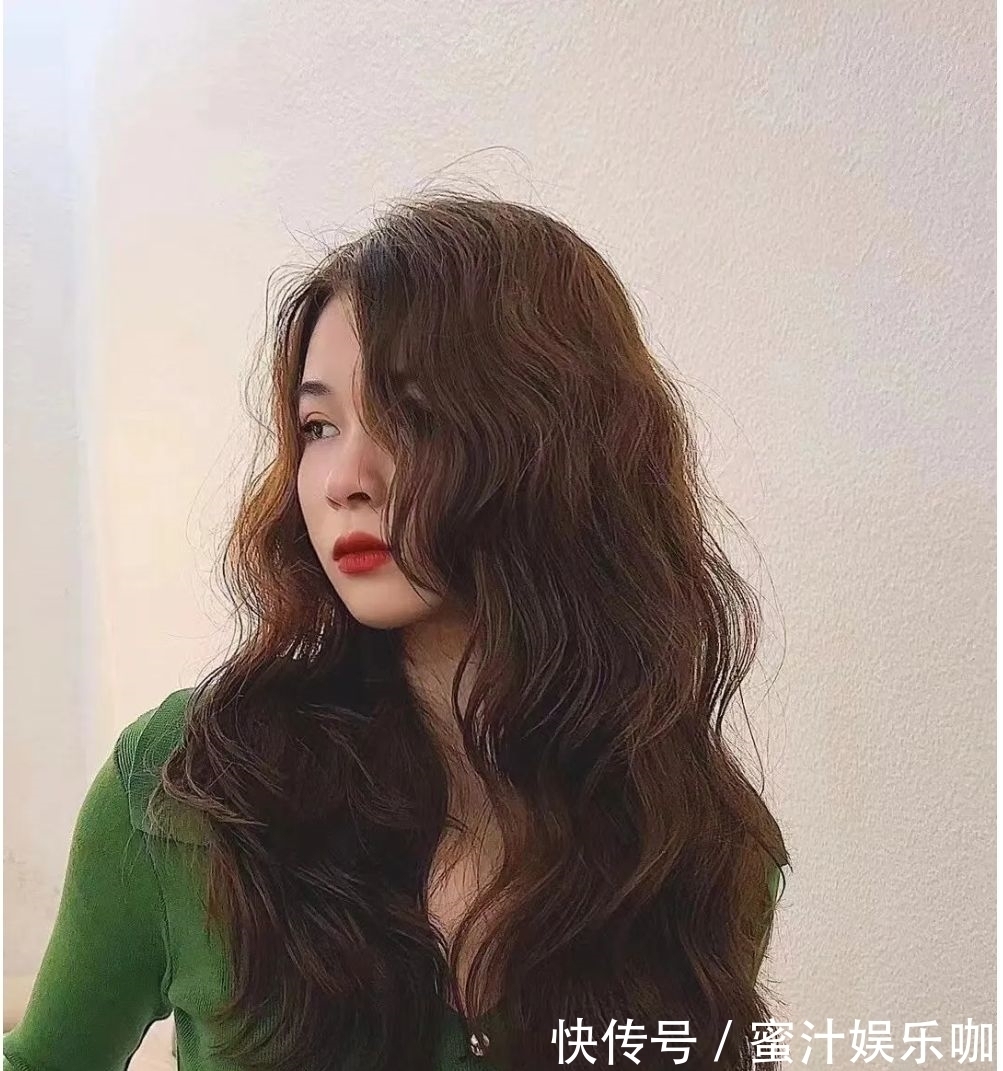 利落 大波浪半扎发利落短发,流行发型有多美?让人越看越想剪