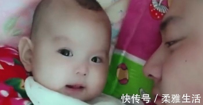 孩子们|女儿醒来和爸爸“你侬我侬”，爸爸一脸宠溺，网友妈妈不嫉妒