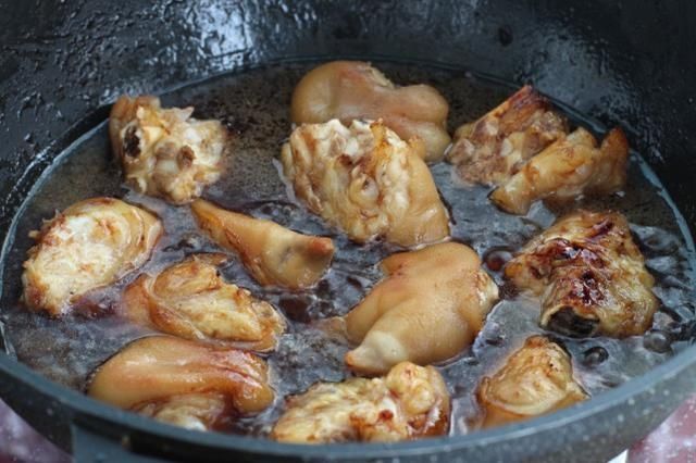 猪蹄这样做真叫一个香，色泽红润软烂入味，健康营养胶原蛋白满满