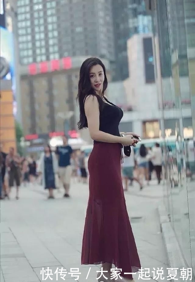 街拍,灰色的背心搭配蓝色的牛仔裤,特别适合美女的穿搭