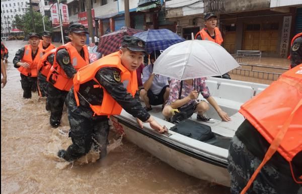 群众|武警四川总队官兵紧急救援强降雨受灾群众