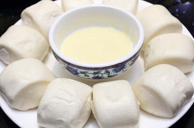 发面时，别只会加酵母！再加这2样，半小时发满盆，馒头暄软蓬松