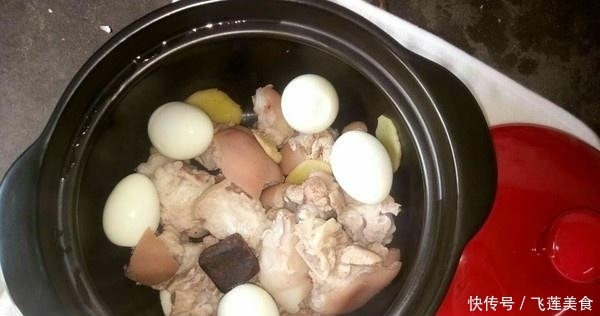 媳妇把4斤猪蹄放进砂锅,不加一滴水,没出锅就馋坏儿子