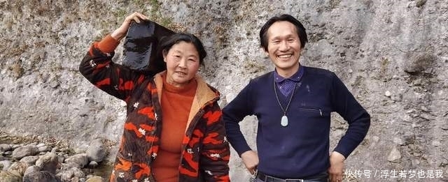 湖北宜都:奇石之家的牛气女大力士,从河中挑500吨奇石卖台湾