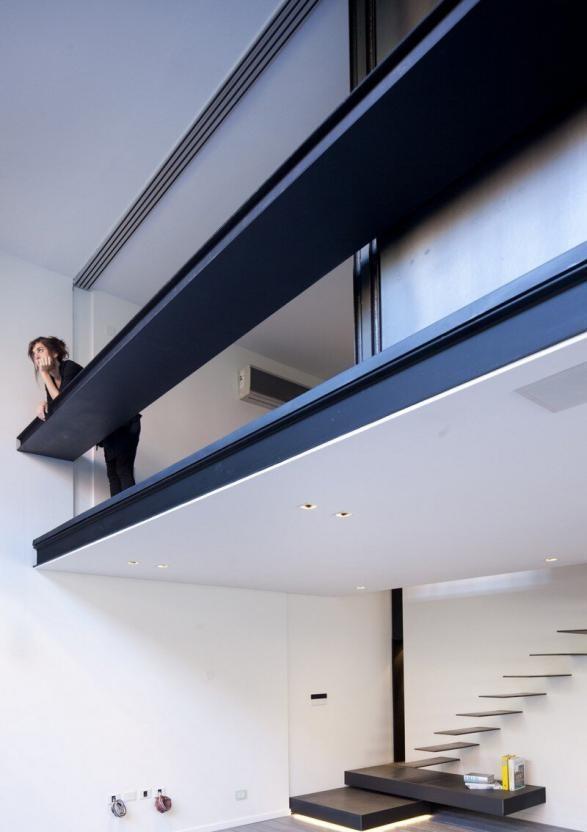 隔板|买复式二楼不装玻璃护栏,横着装一排隔板,既是书桌也能保证安全