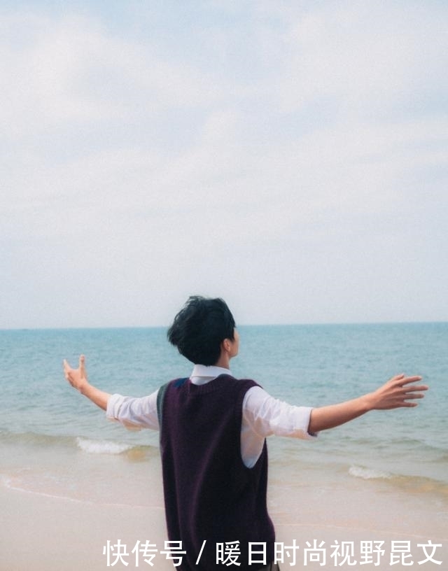 王俊凯低头弯腰听女生讲话,绅士风度拉满格,动作柔到想要谈恋爱