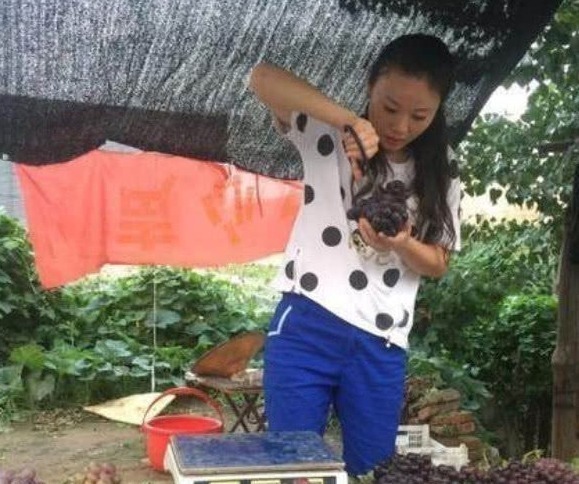 风光|惨遭封杀后，草帽姐再无早前的风光，生活艰难竟回农村卖起了葡萄