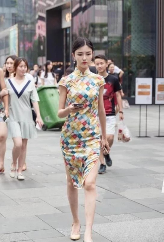 街拍:两位时尚小美女,走在人群中,就是最养眼最出众的