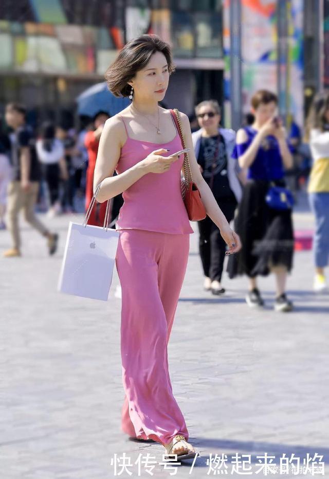 女性|“微胖”女生的福利,宽松版的瑜伽裤尽显女性玲珑好身姿!