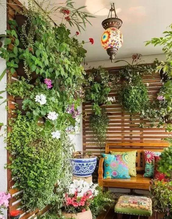 阳台太小养不了花,教你3个小妙招,小阳台轻松变成小花园